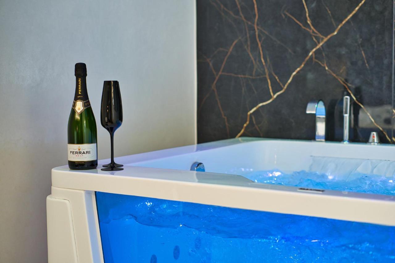 Distinto Suite & Rooms Lecce Bagian luar foto