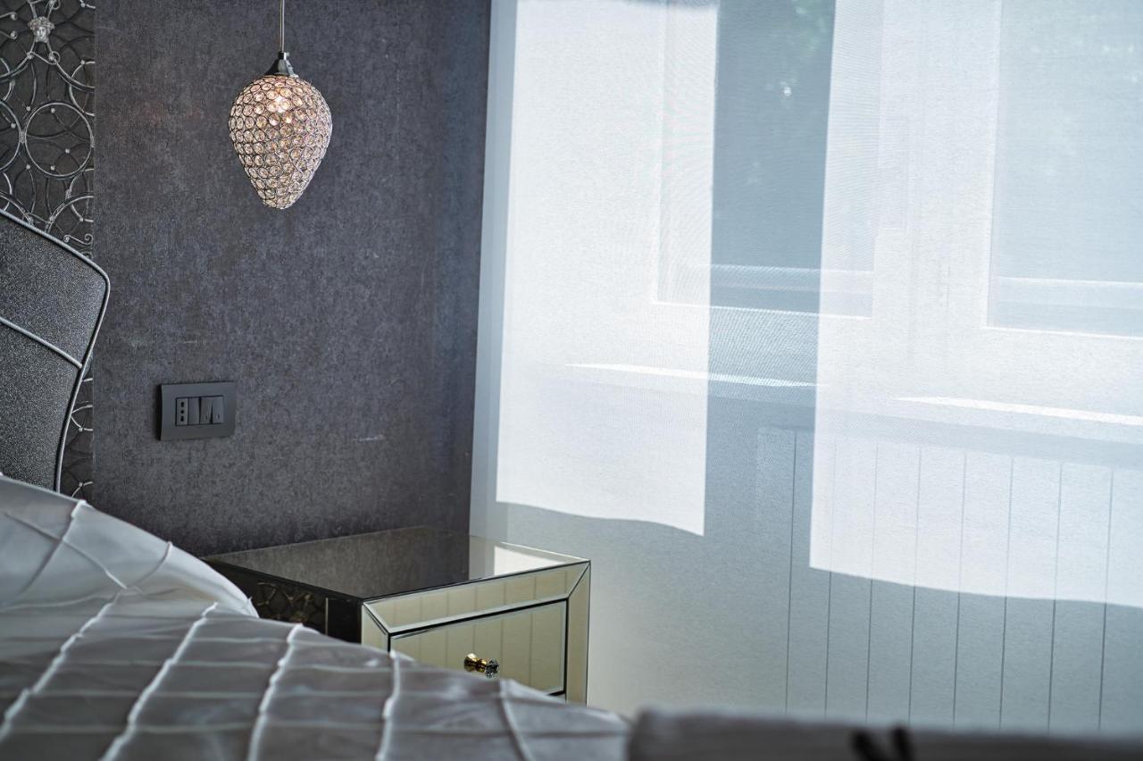 Distinto Suite & Rooms Lecce Bagian luar foto
