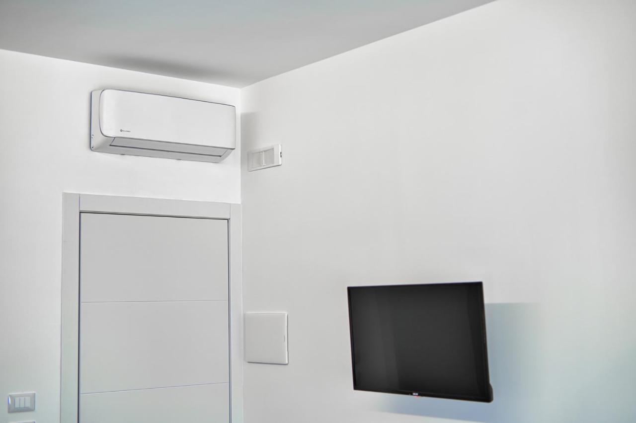 Distinto Suite & Rooms Lecce Bagian luar foto