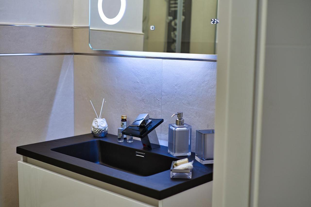 Distinto Suite & Rooms Lecce Bagian luar foto