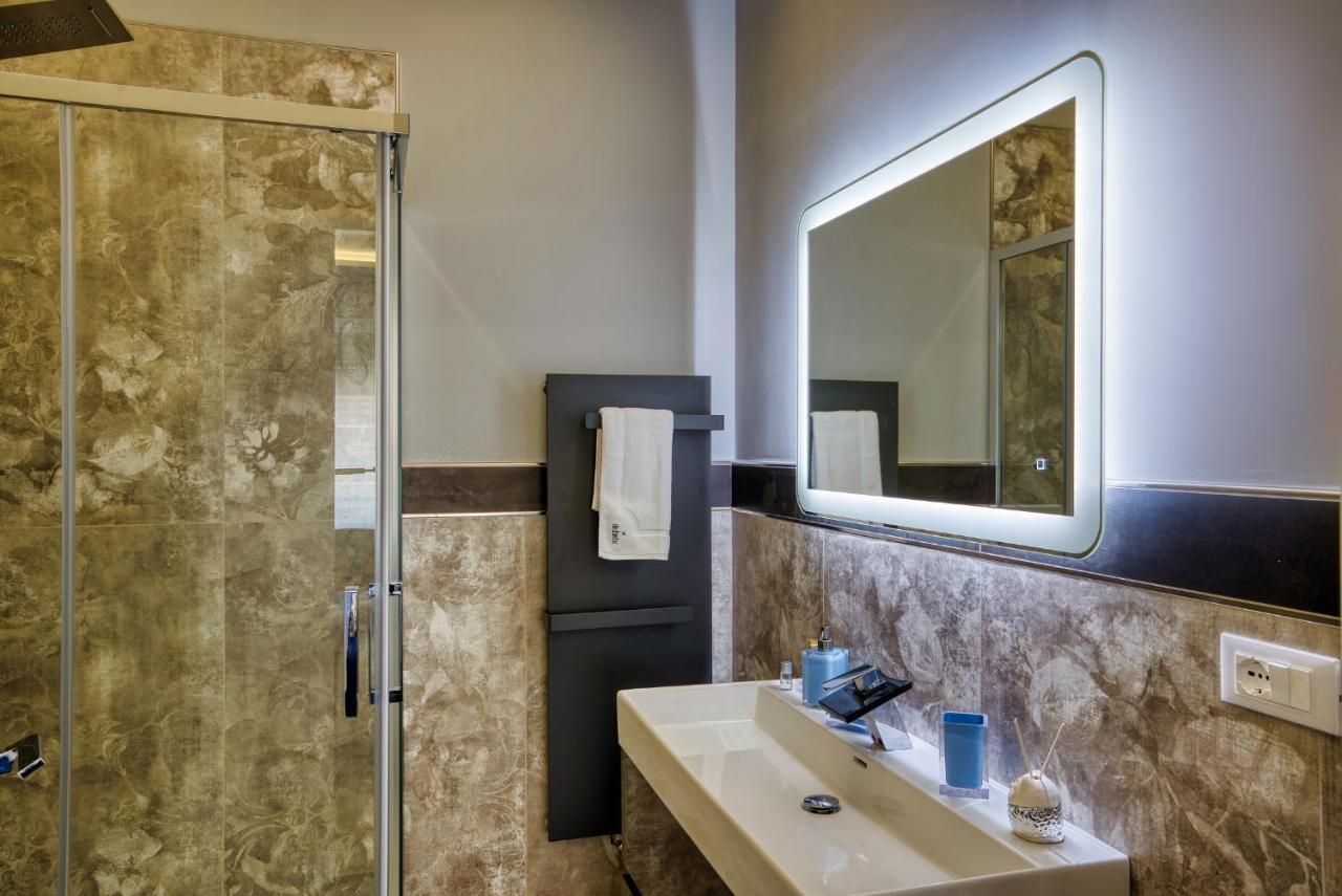 Distinto Suite & Rooms Lecce Bagian luar foto