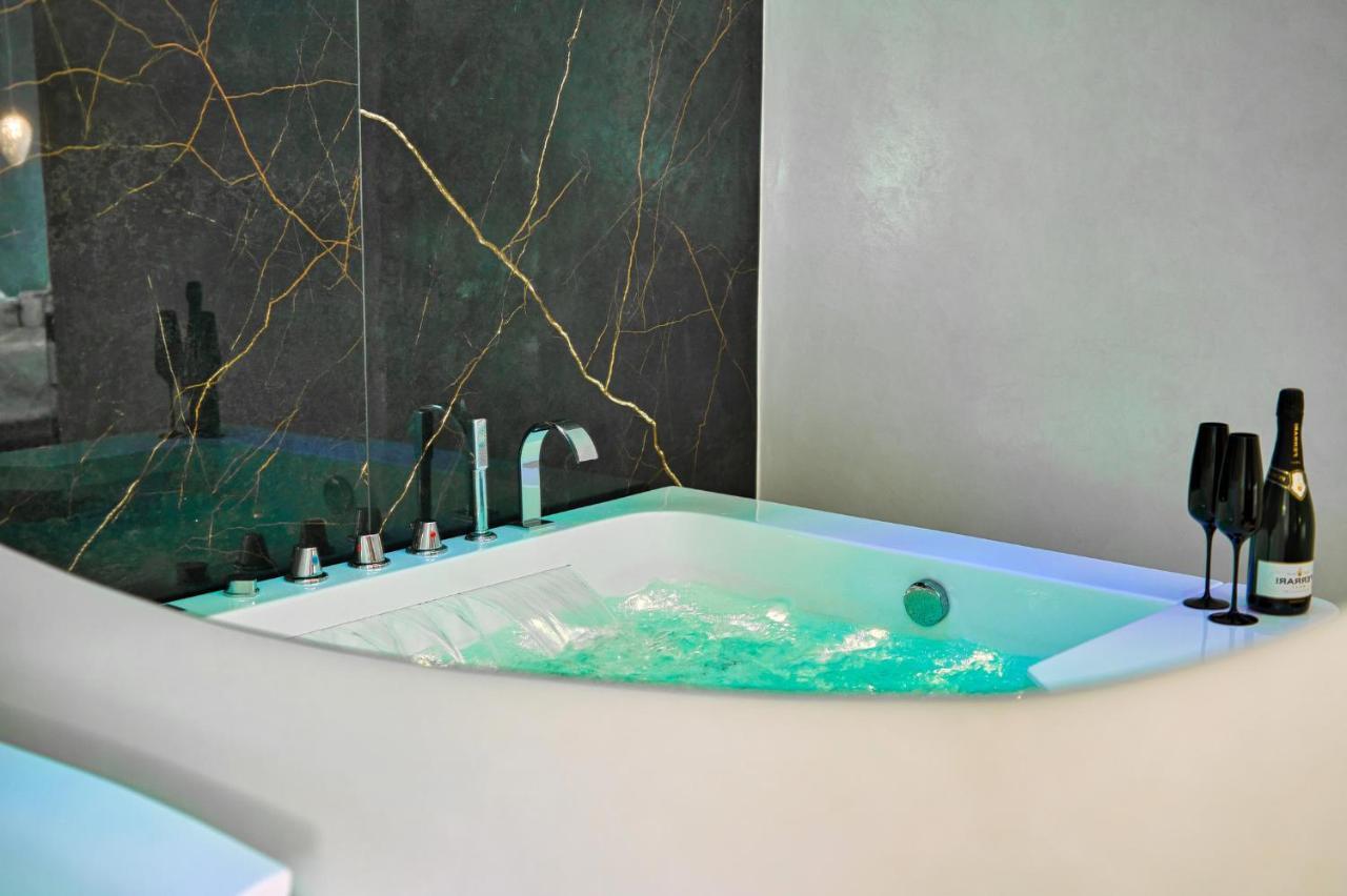Distinto Suite & Rooms Lecce Bagian luar foto