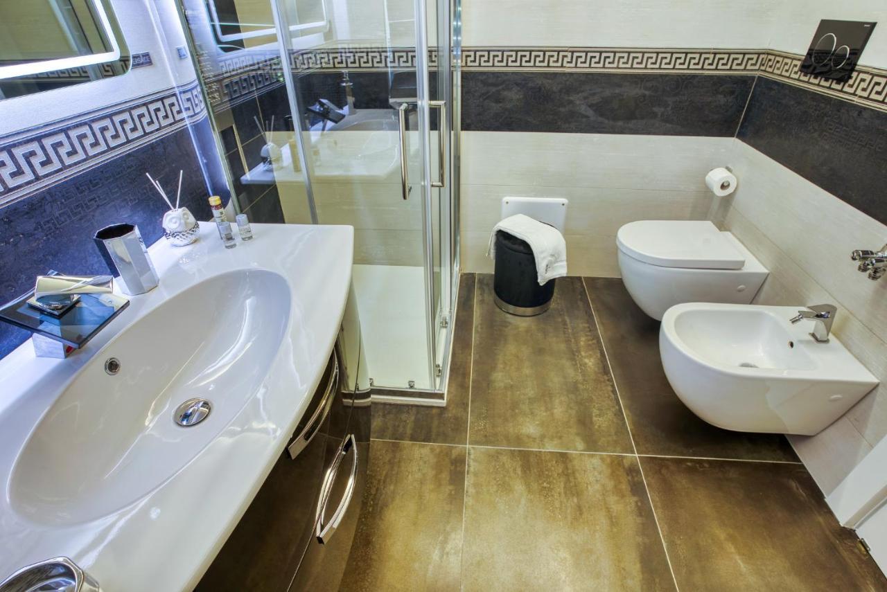 Distinto Suite & Rooms Lecce Bagian luar foto