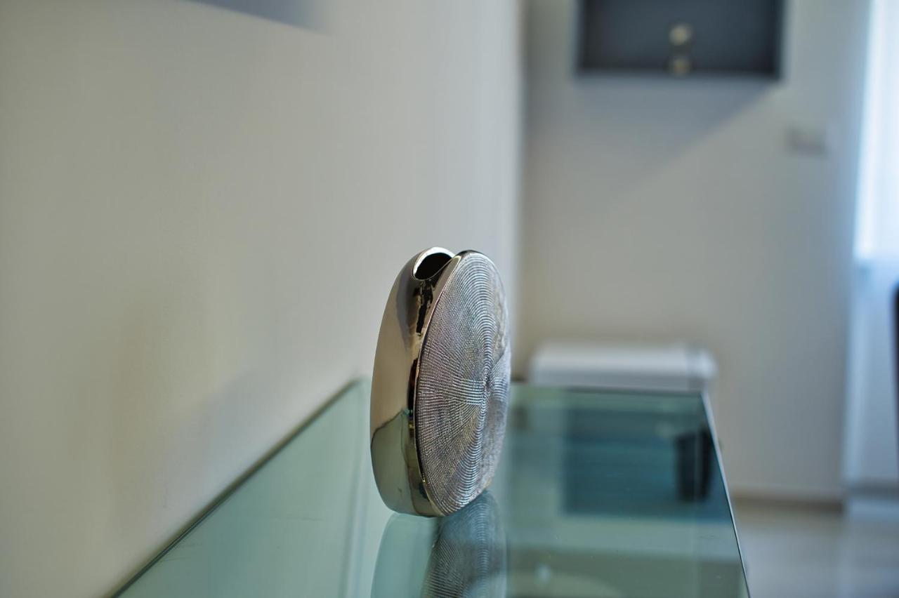 Distinto Suite & Rooms Lecce Bagian luar foto