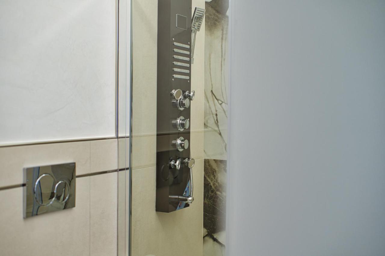 Distinto Suite & Rooms Lecce Bagian luar foto