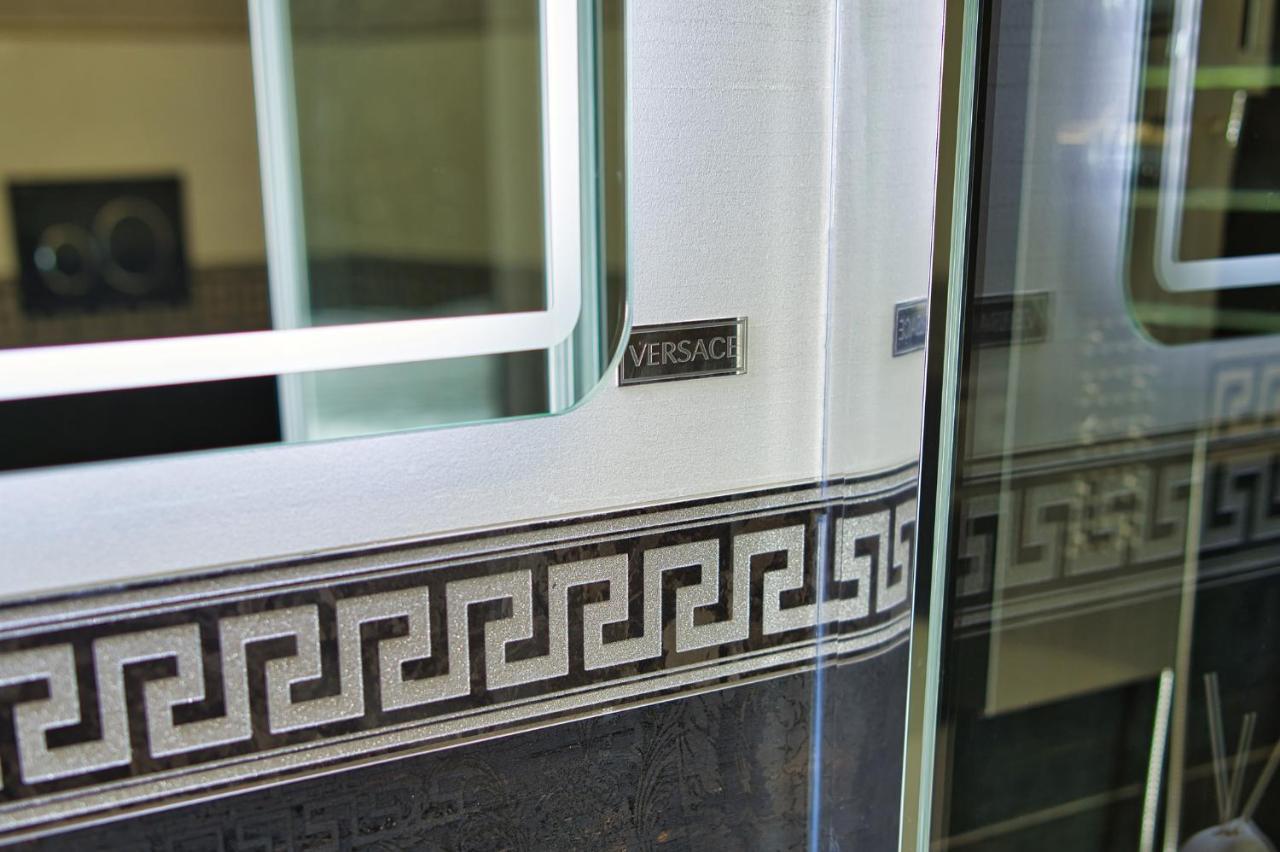 Distinto Suite & Rooms Lecce Bagian luar foto