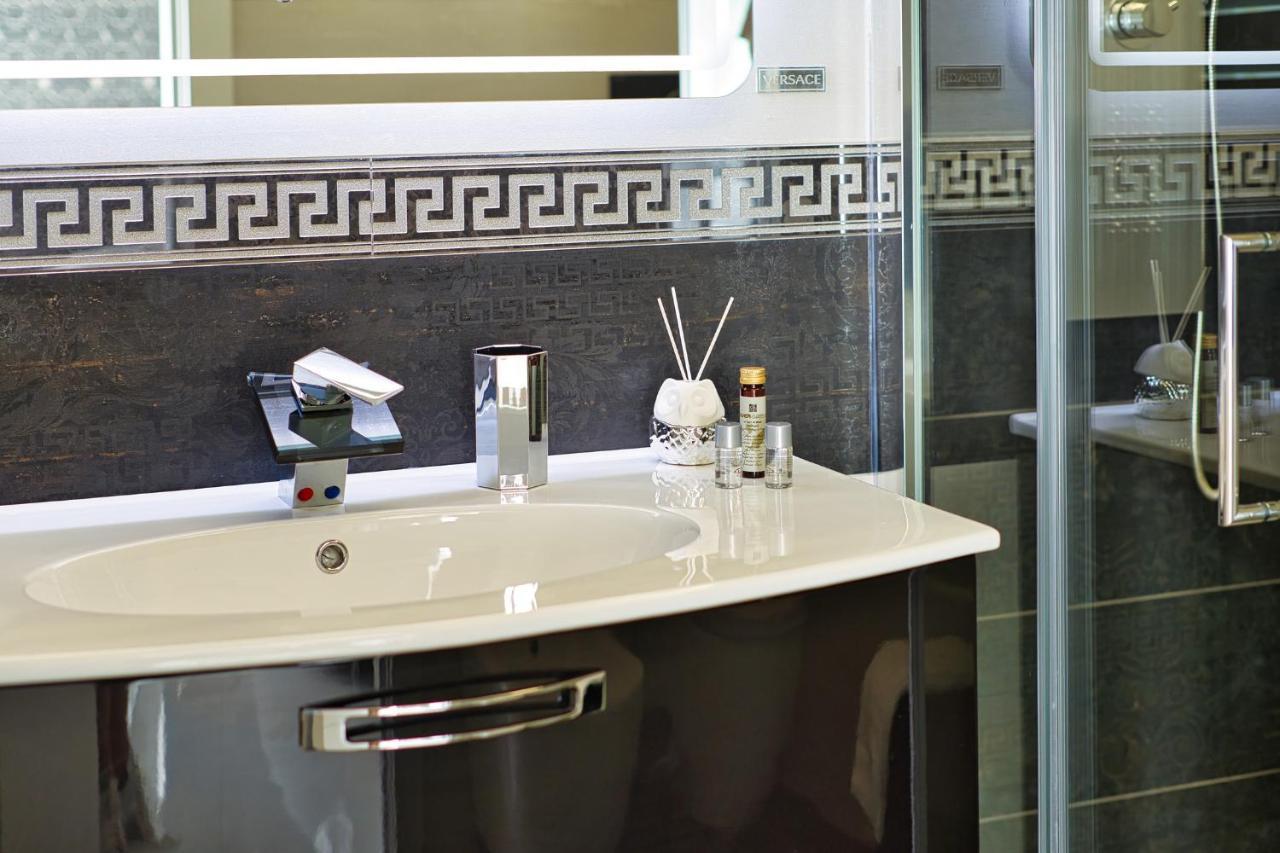 Distinto Suite & Rooms Lecce Bagian luar foto