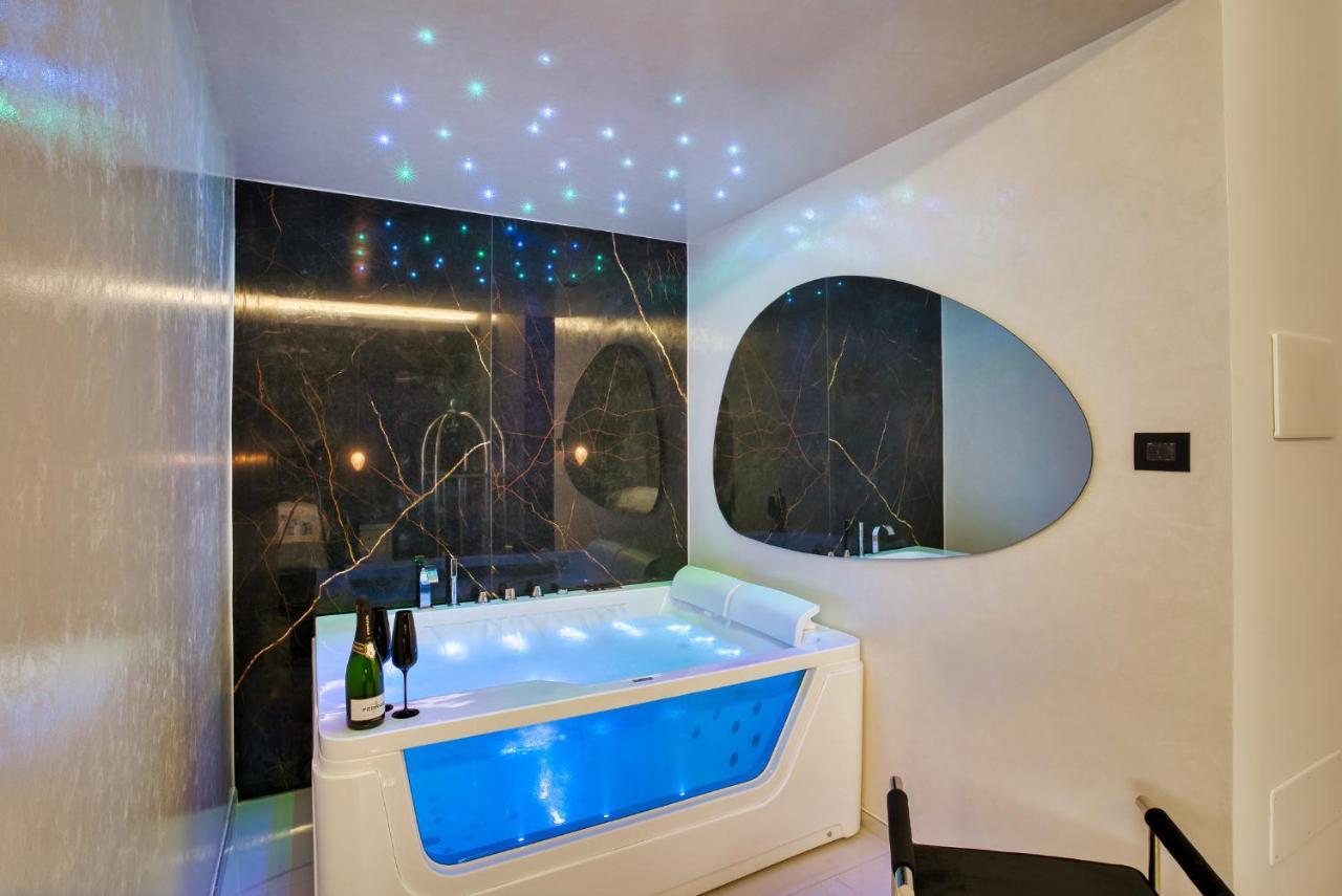 Distinto Suite & Rooms Lecce Bagian luar foto