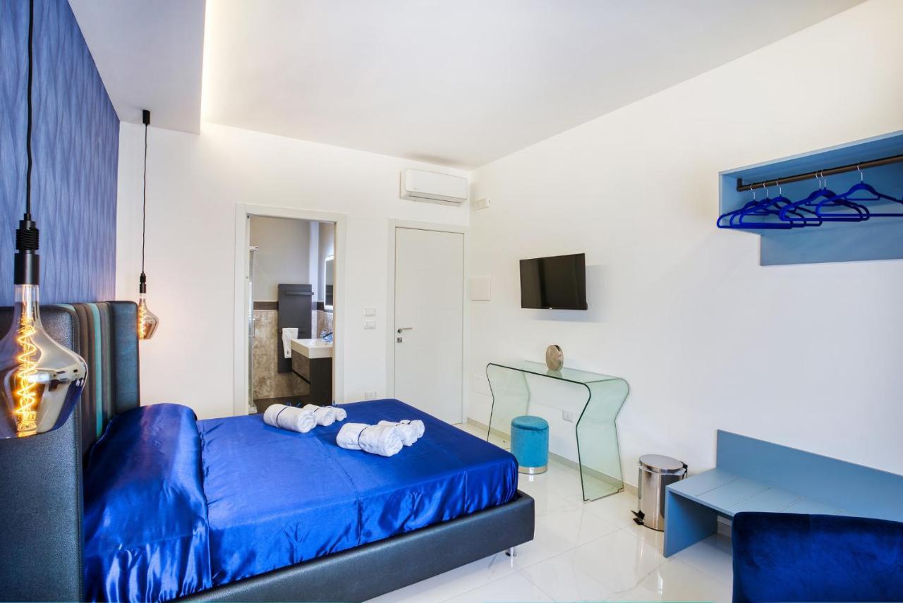 Distinto Suite & Rooms Lecce Bagian luar foto