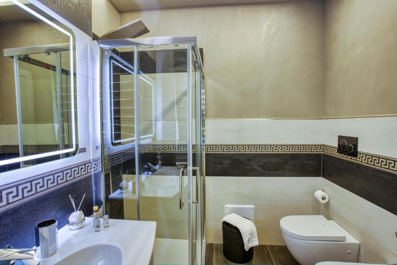 Distinto Suite & Rooms Lecce Bagian luar foto