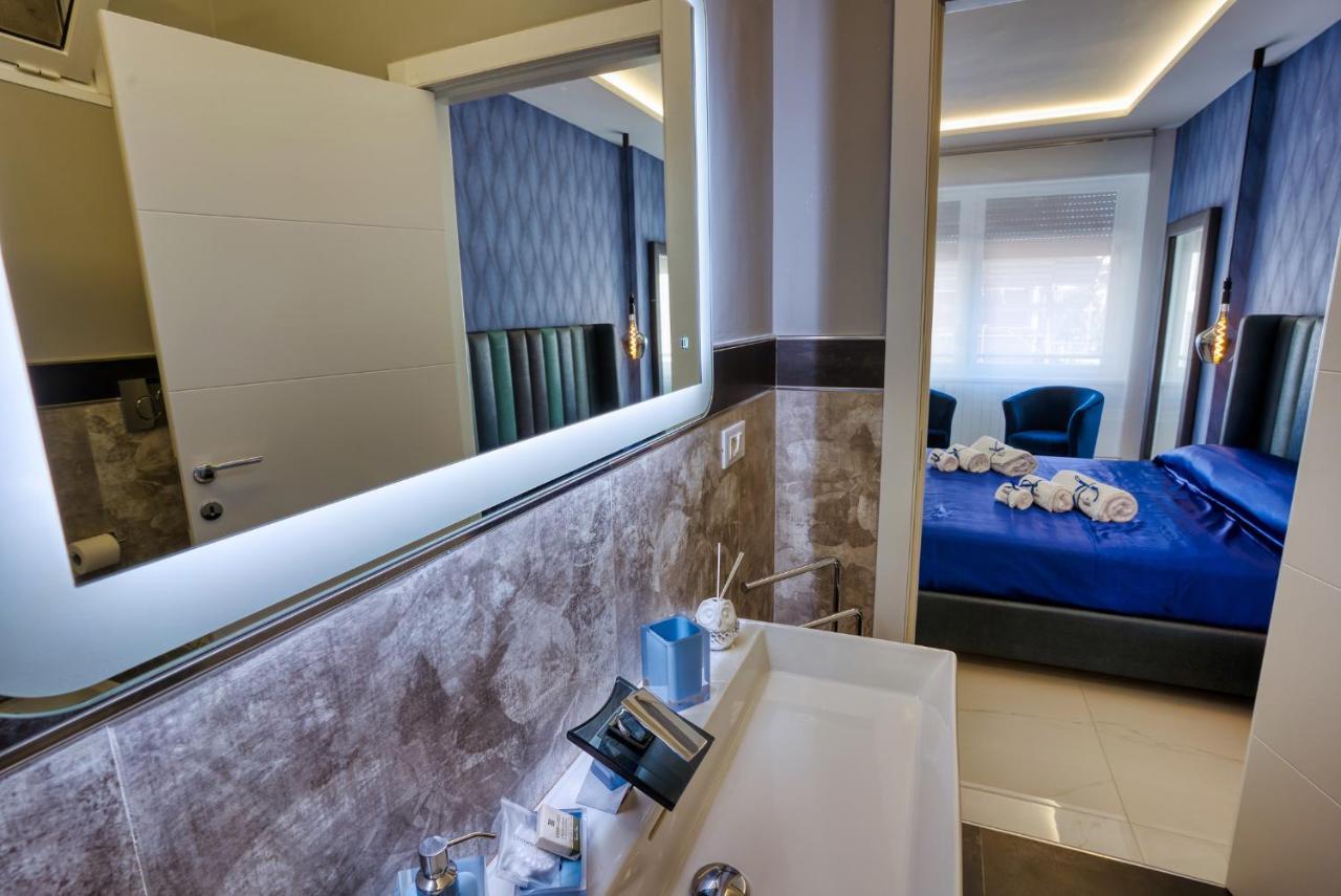 Distinto Suite & Rooms Lecce Bagian luar foto