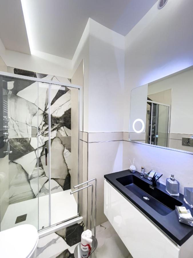 Distinto Suite & Rooms Lecce Bagian luar foto