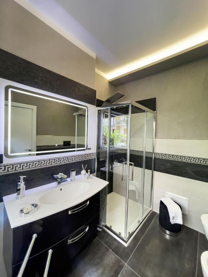 Distinto Suite & Rooms Lecce Bagian luar foto
