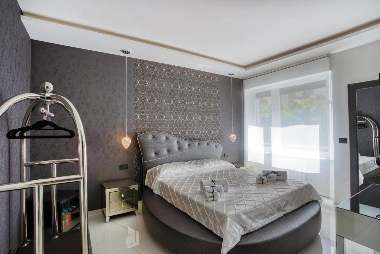 Distinto Suite & Rooms Lecce Bagian luar foto