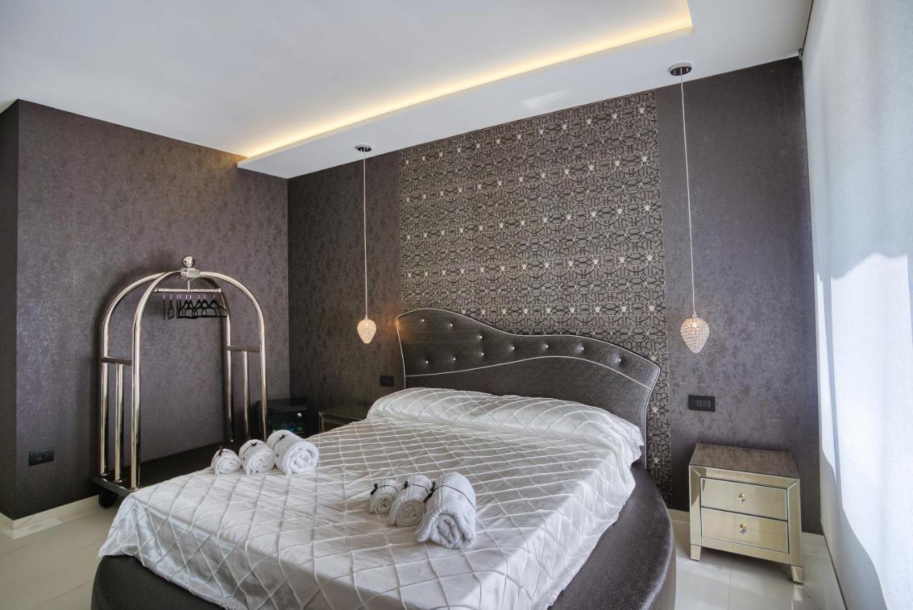 Distinto Suite & Rooms Lecce Bagian luar foto