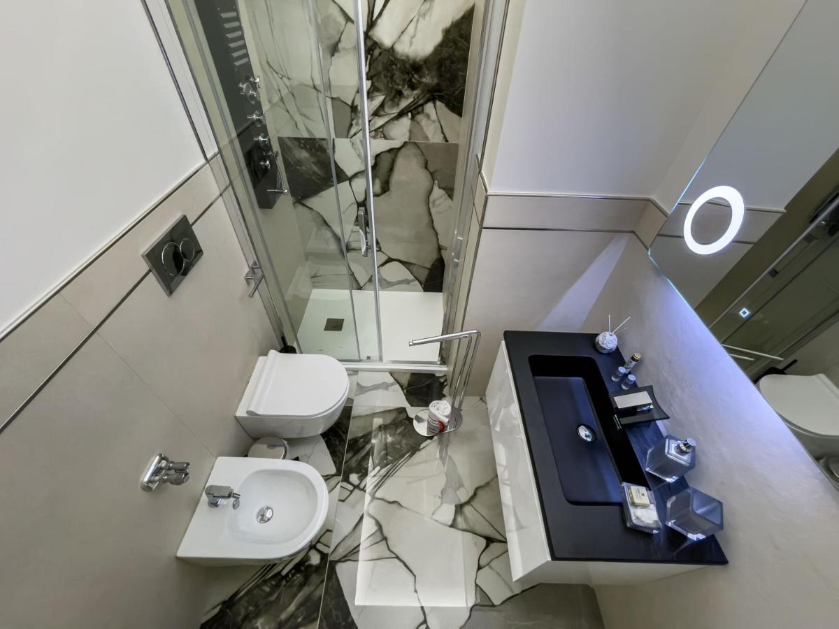 Distinto Suite & Rooms Lecce Bagian luar foto