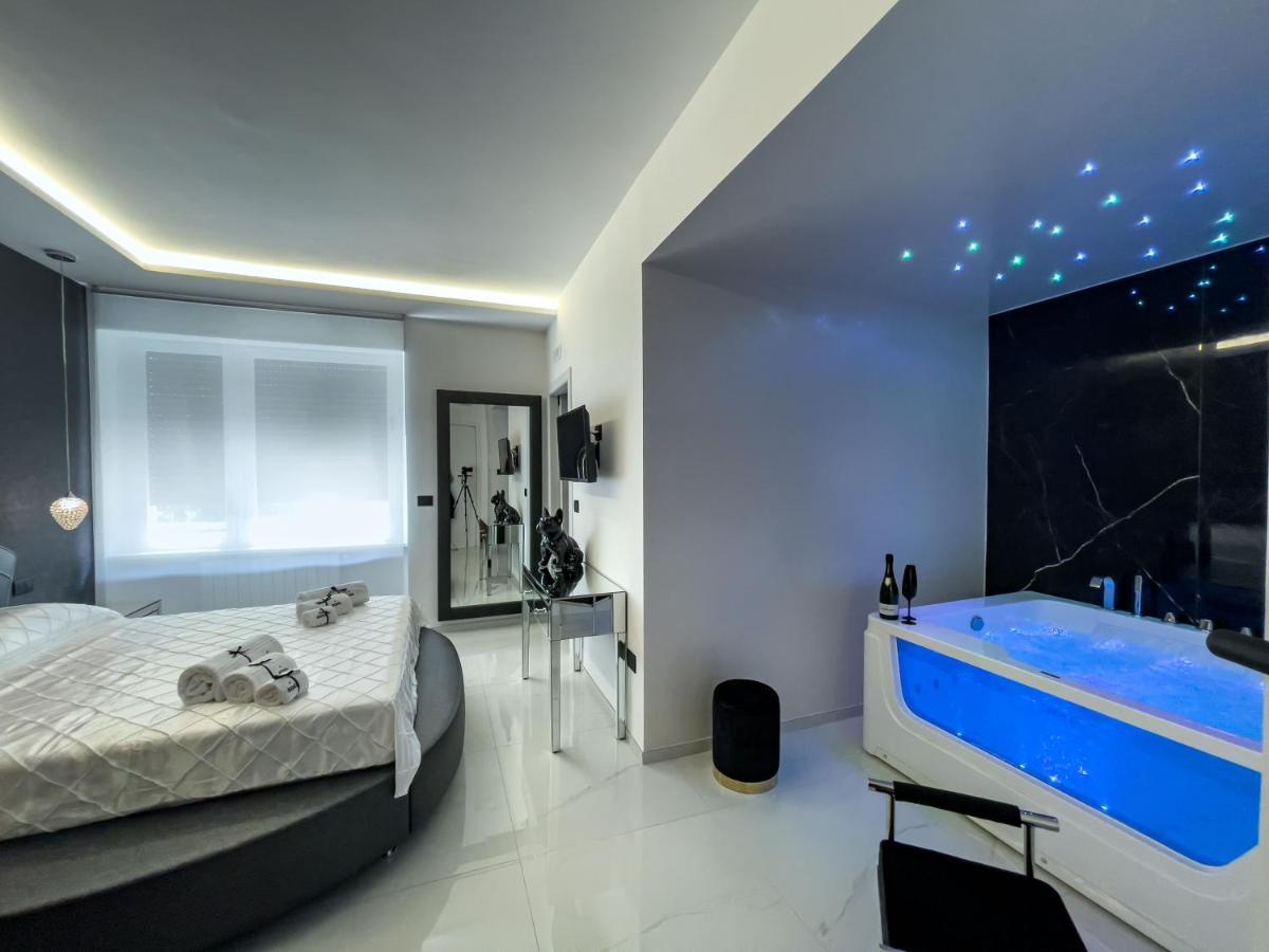 Distinto Suite & Rooms Lecce Bagian luar foto