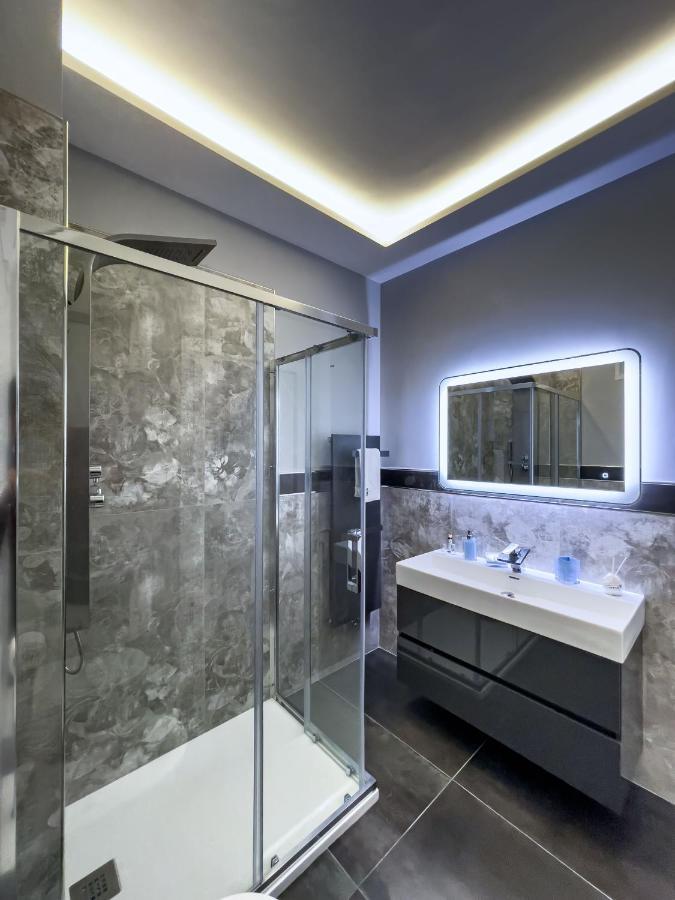 Distinto Suite & Rooms Lecce Bagian luar foto