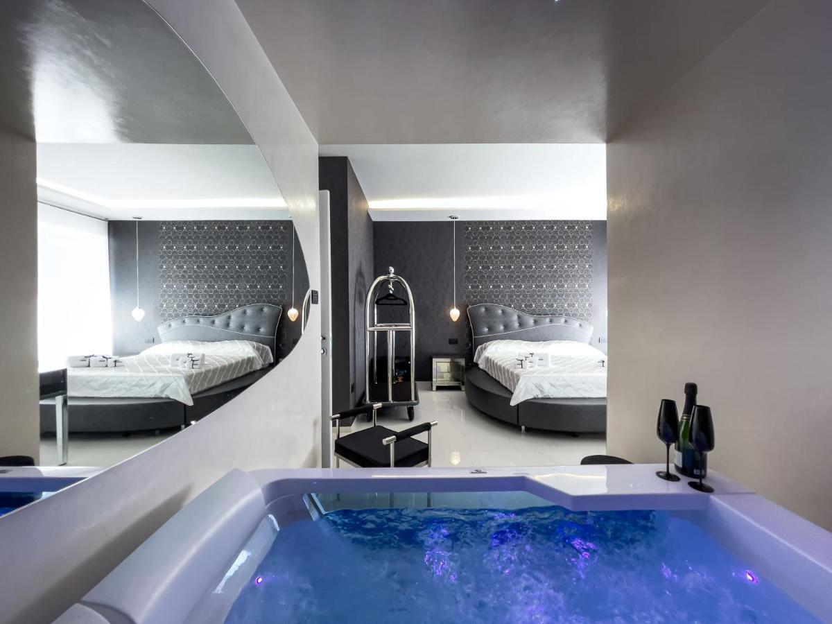 Distinto Suite & Rooms Lecce Bagian luar foto