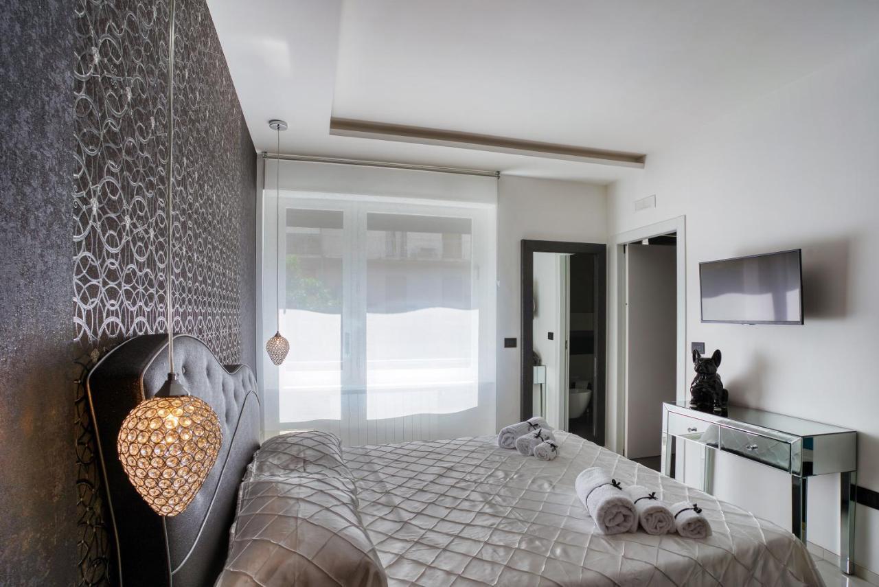 Distinto Suite & Rooms Lecce Bagian luar foto