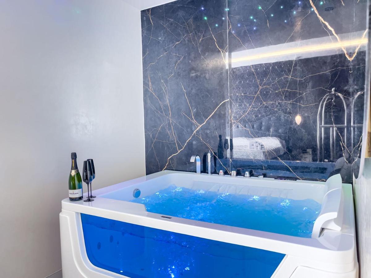 Distinto Suite & Rooms Lecce Bagian luar foto